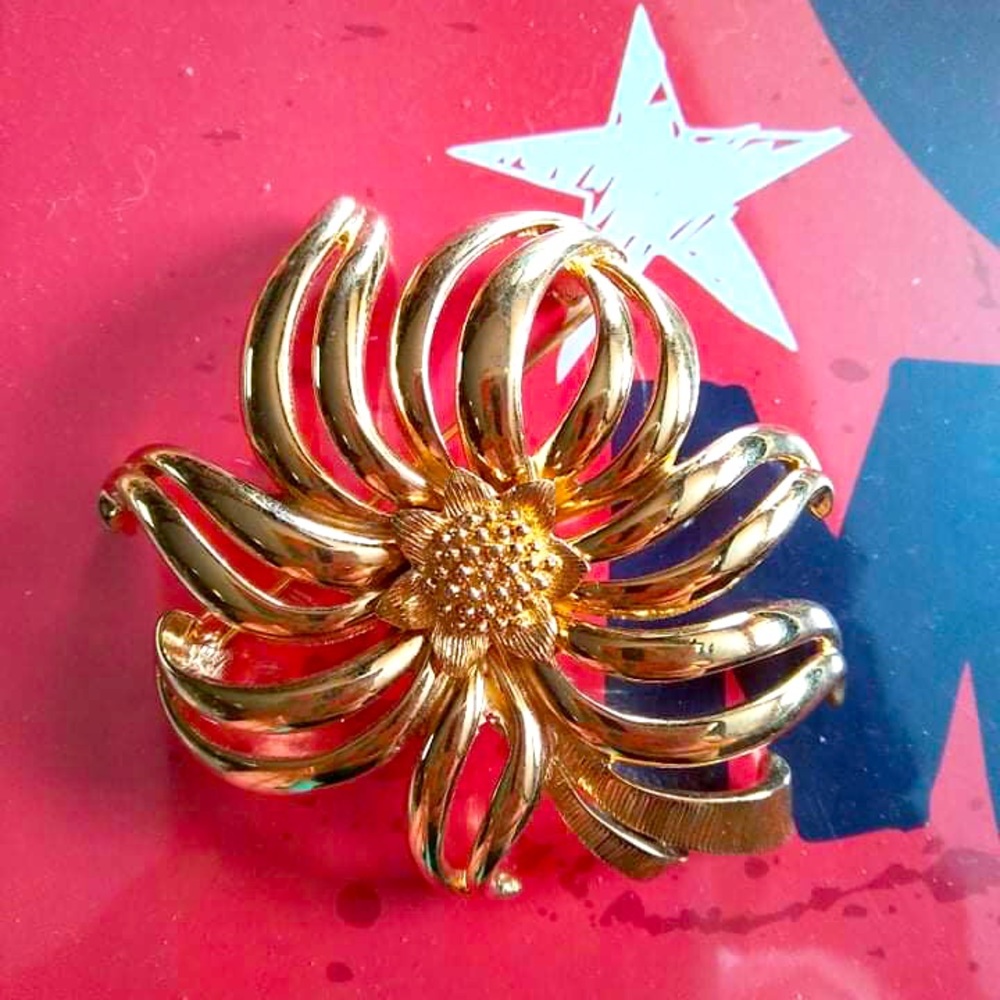 Vintage Monet gold tone flower pin